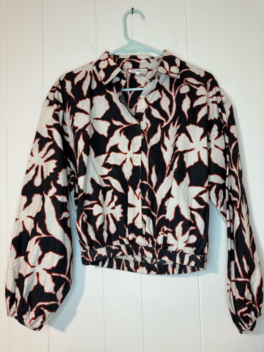 Omika Nero blouse in Bianca cliff pattern